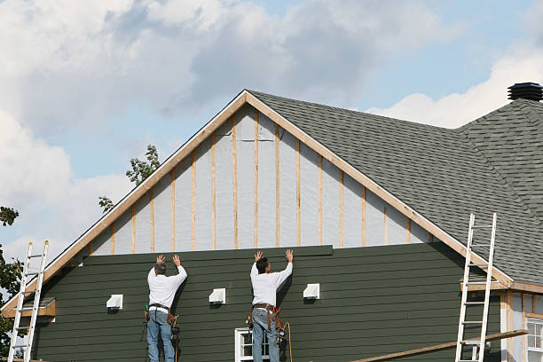 Professional Siding technician working in Darien, GA